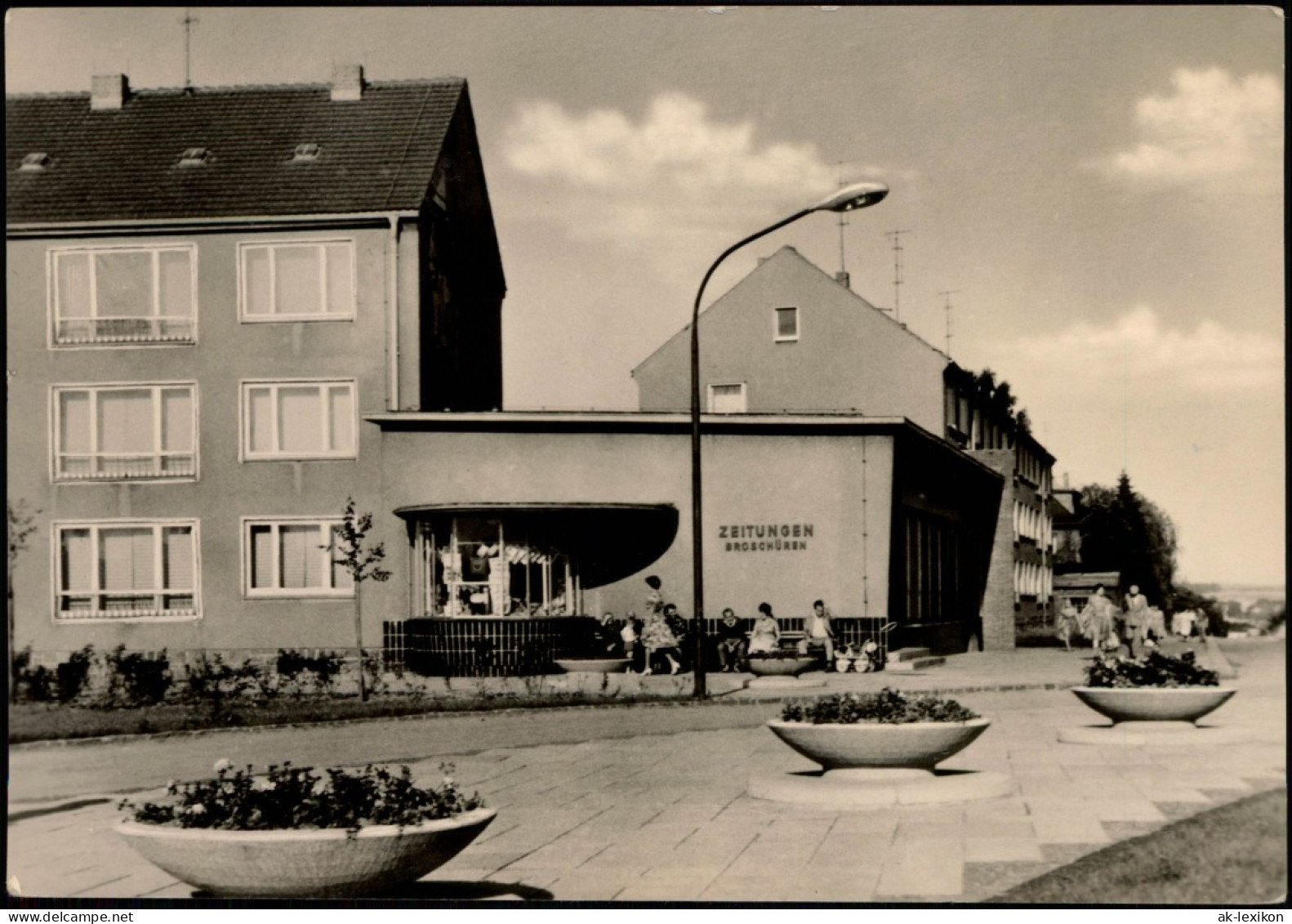 Mittweida Bahnhofsvorplatz, Personen Vor Zeitungen Geschäft 1964 - Mittweida