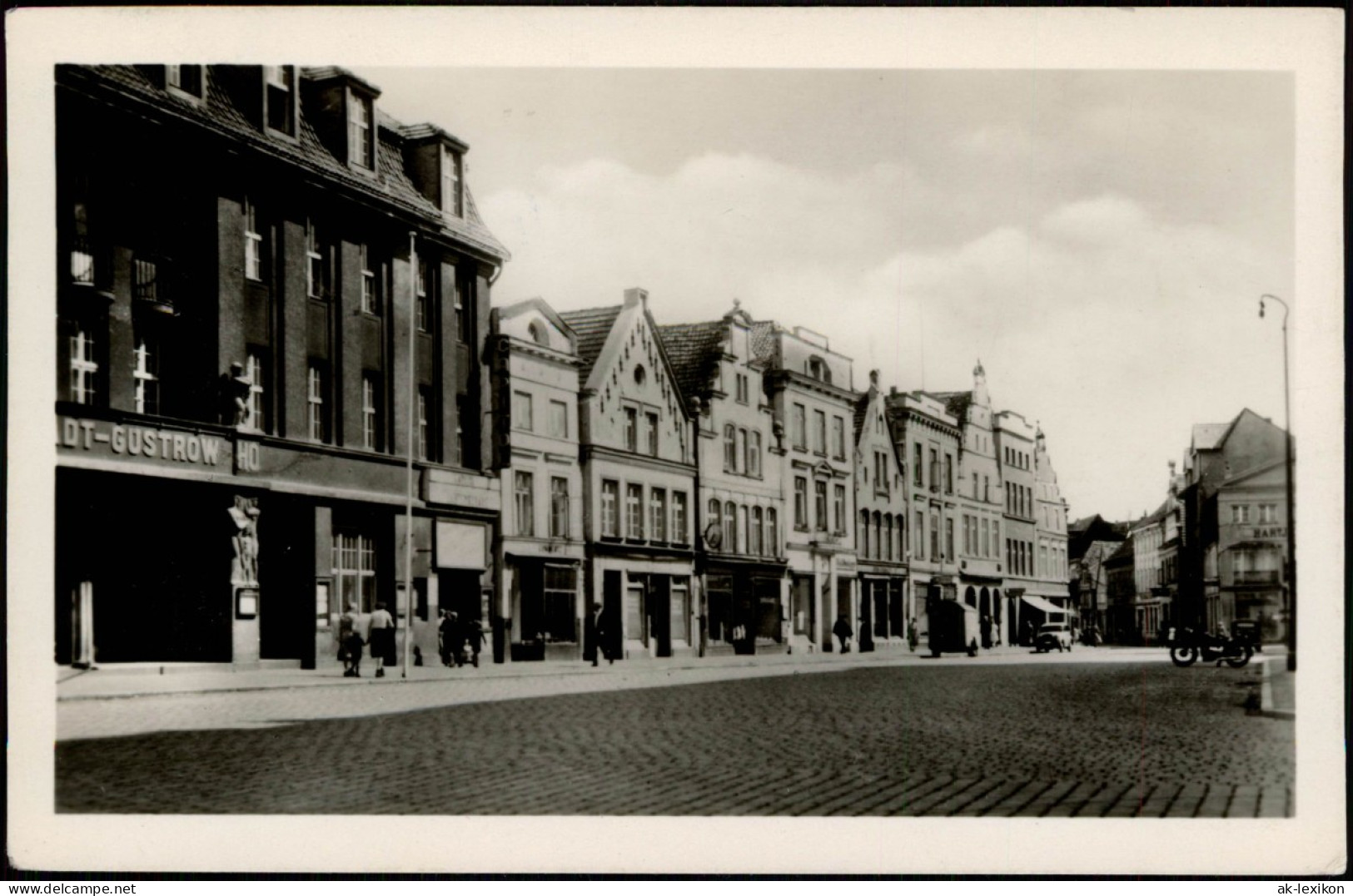 Ansichtskarte Güstrow Marktplatz, Geschäfte 1956 - Güstrow