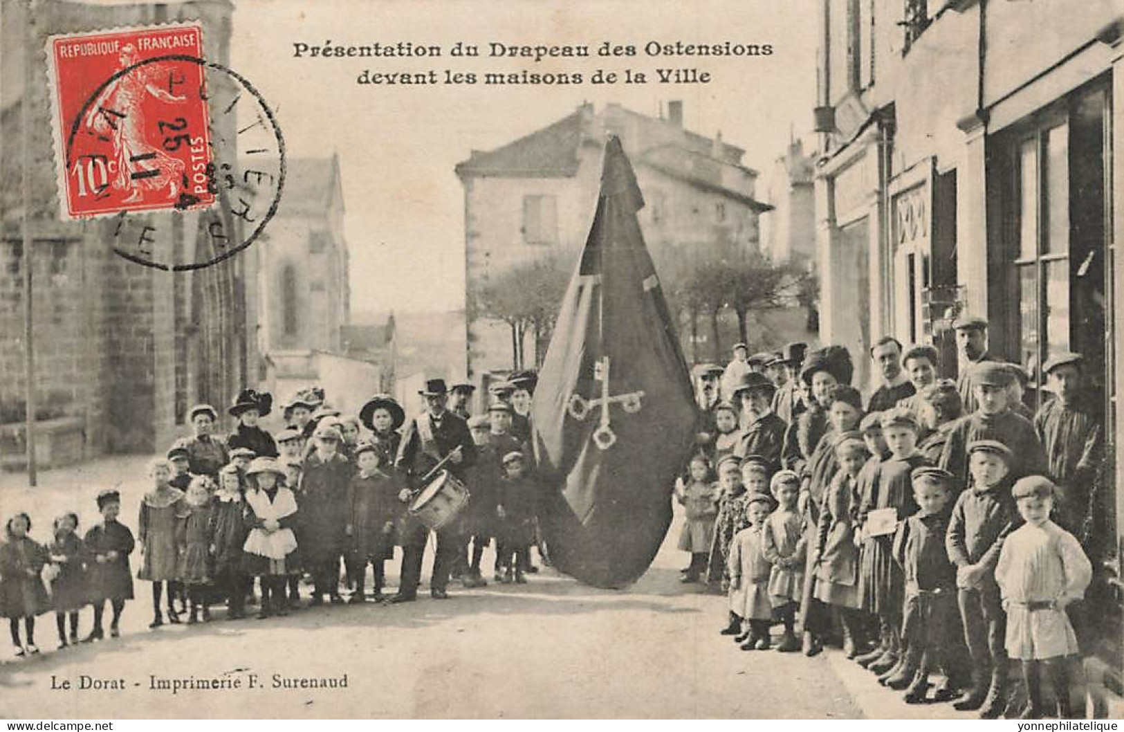 TOP - 87 - HAUTE VIENNE - LE DORAT - Présentation Du Drapeau Des Ostensions Devant Maisons De La Ville - FR87-02 - Le Dorat