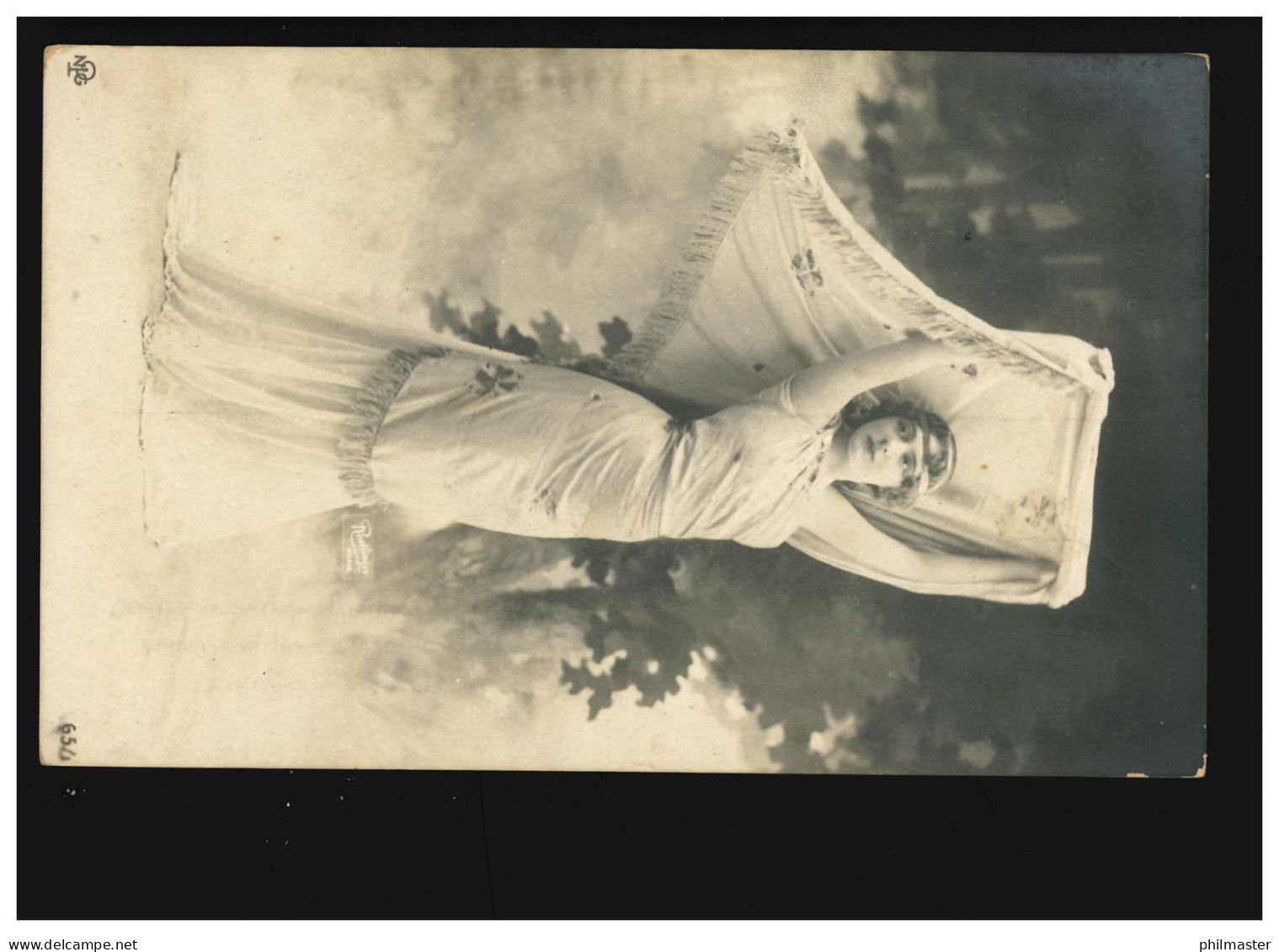 AK Frauen: Frau Im Wickelkleid Mit Tuch, Hintergrund Bäume, Regen 04.03.1908 - Mode