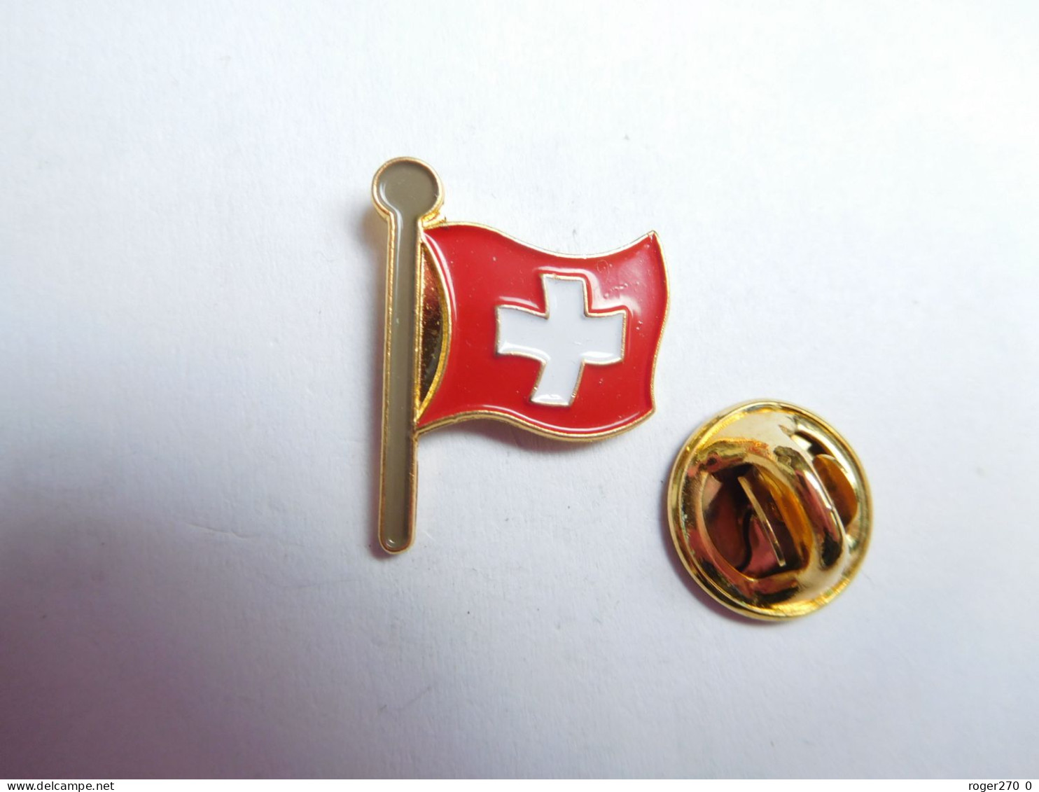 Superbe Pin's , Drapeau De La Suisse - Cities