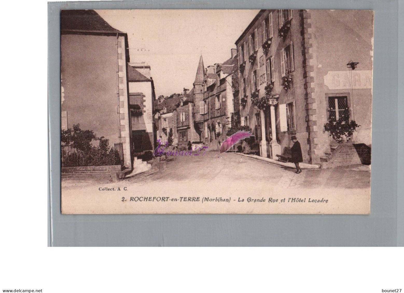 CPA - ROCHEFORT EN TERRE 56 - La Grande Rue Et L'Hotel Lecadre Animé Un Homme  - Rochefort En Terre