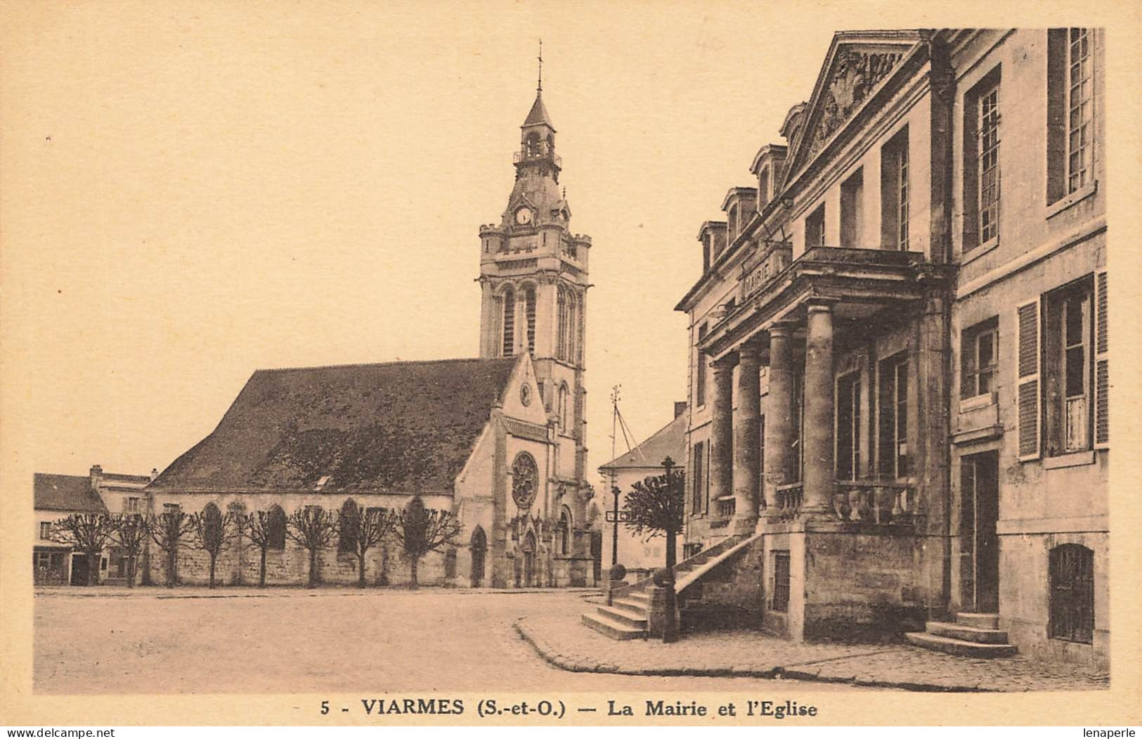 D5597 Viarmes La Mairie Et L'église - Viarmes