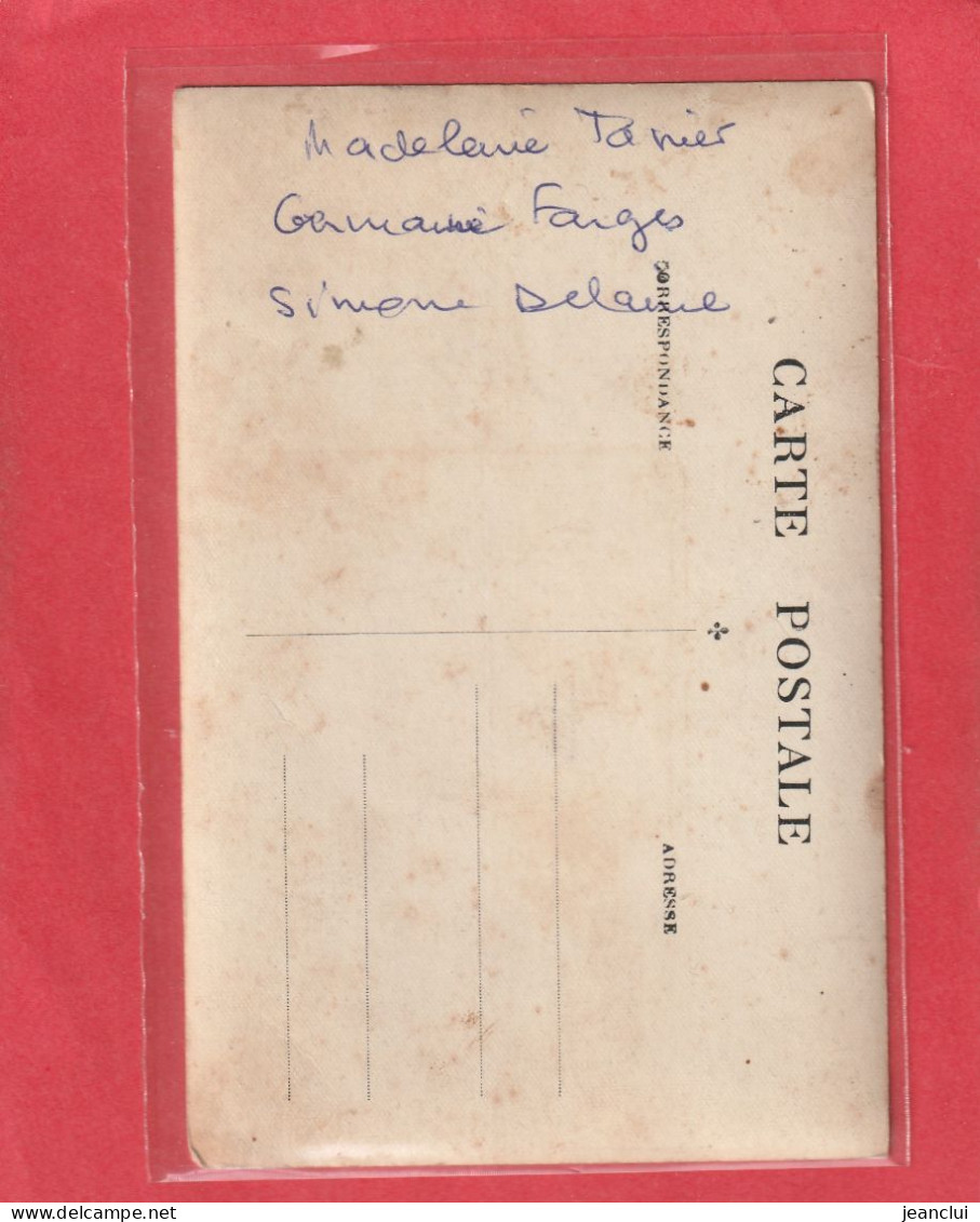 CARTE-PHOTO D'UNE CLASSE AVEC SA MAITRESSE NON SITUEE .  QUELQUES NOMS AU VERSO  .  2 SCANNES - Ecoles