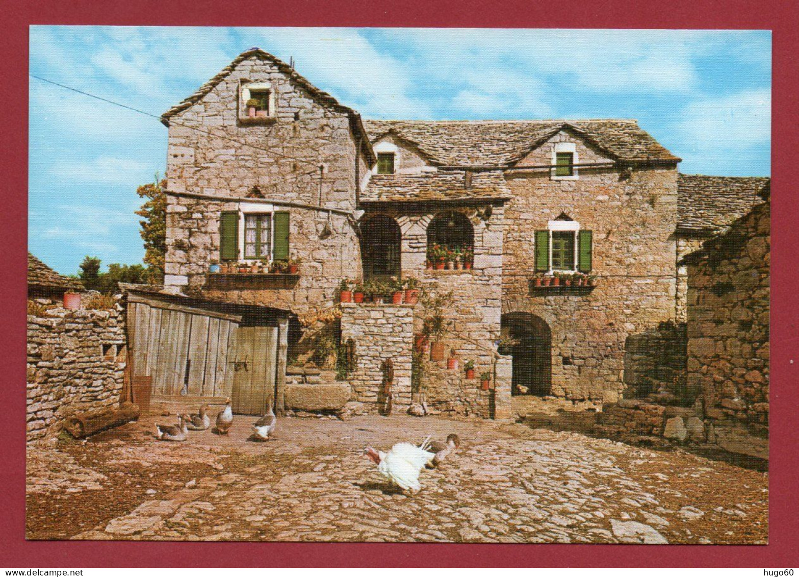 UNE COUR DE FERME - Fermes