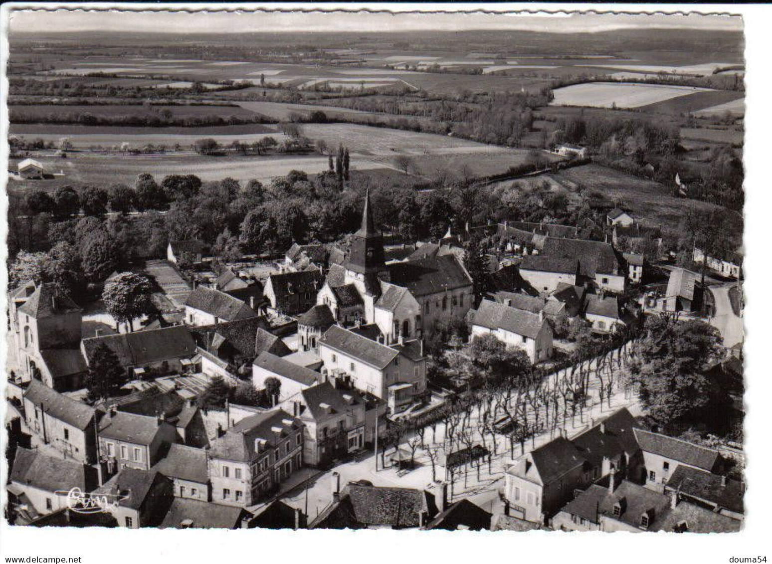 LES AIX D'ANGILLON (18) - Vue Aérienne Sur L'Eglise Et La Place - Les Aix-d'Angillon