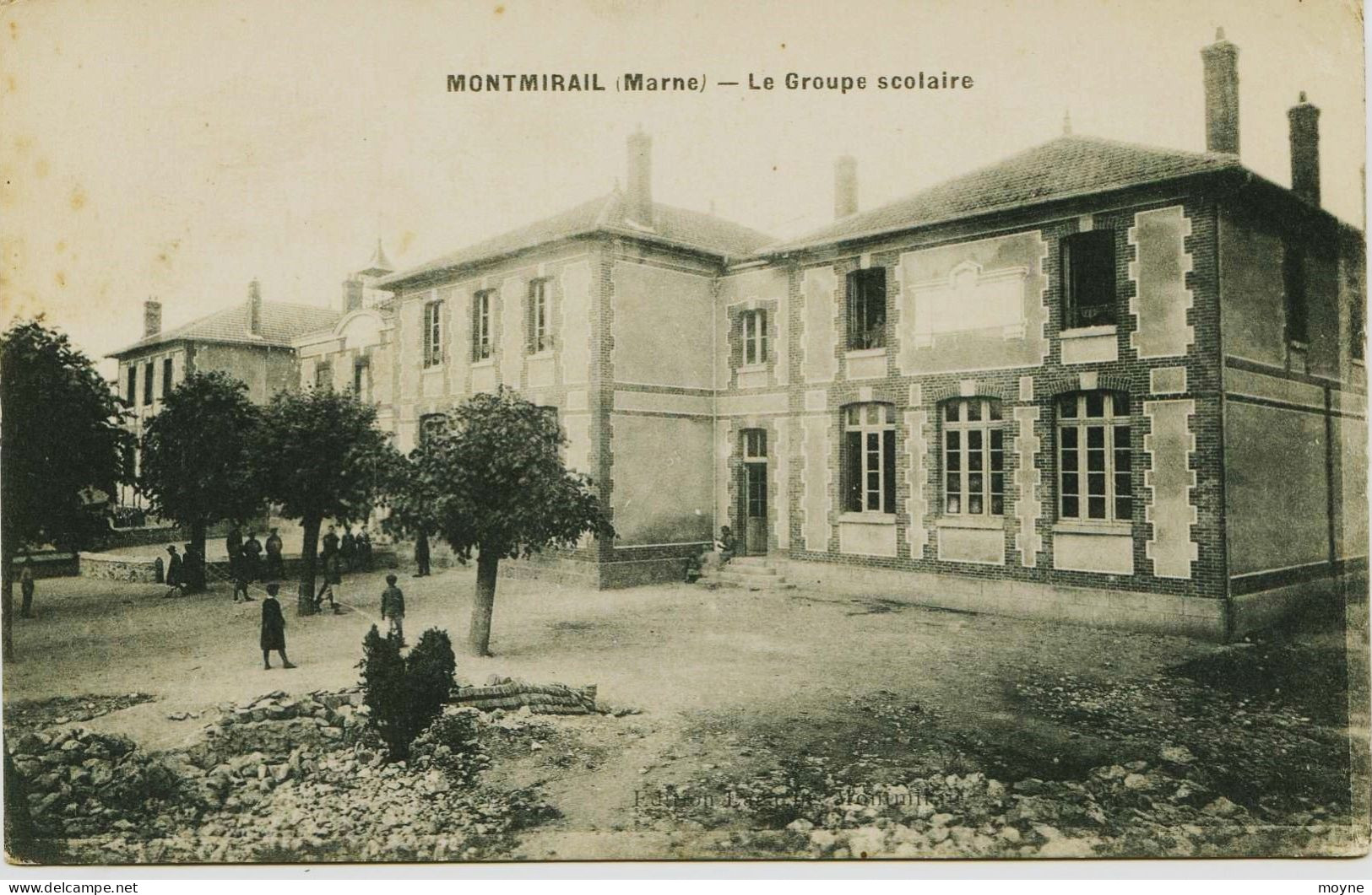 3286  - Marne  -   MONTMIRAIL : Le  Groupe  Scolaire   Circulée En  1918 - Montmirail