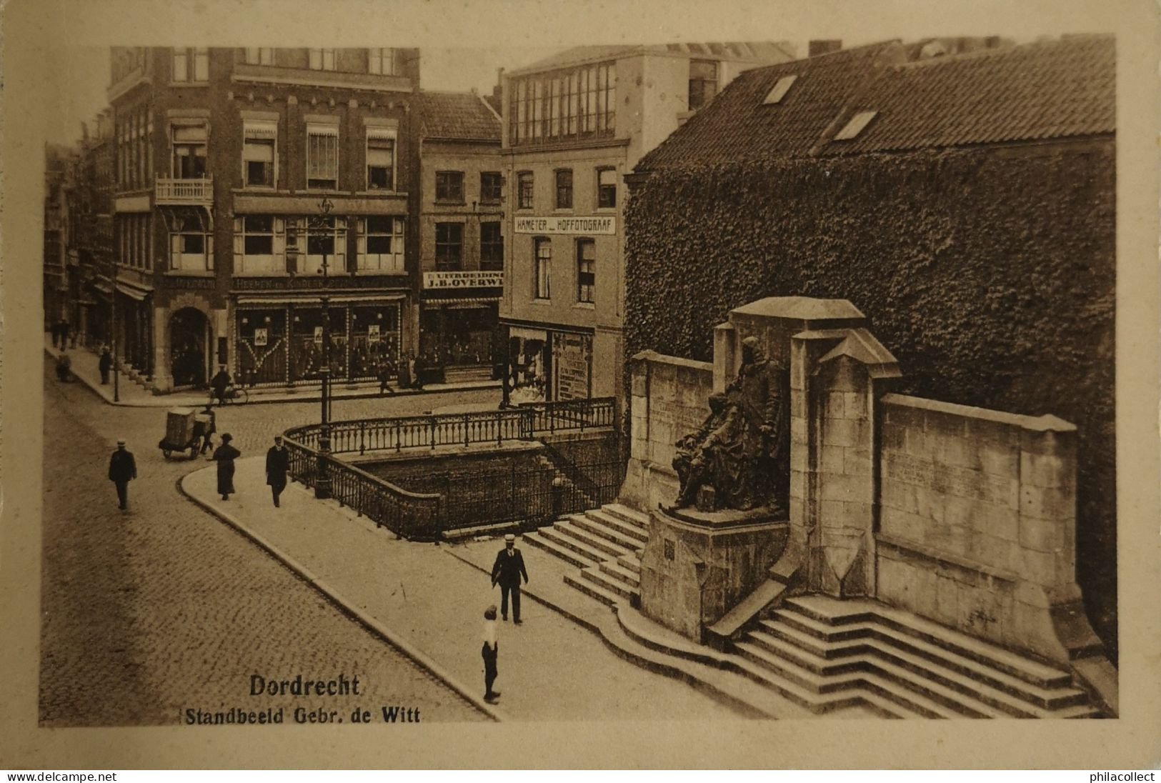 Dordrecht (ZH) Standbeeld Gebr. De Witt Met Omgeving Oa Pand Hameter Hoffotograaf 19?? - Dordrecht