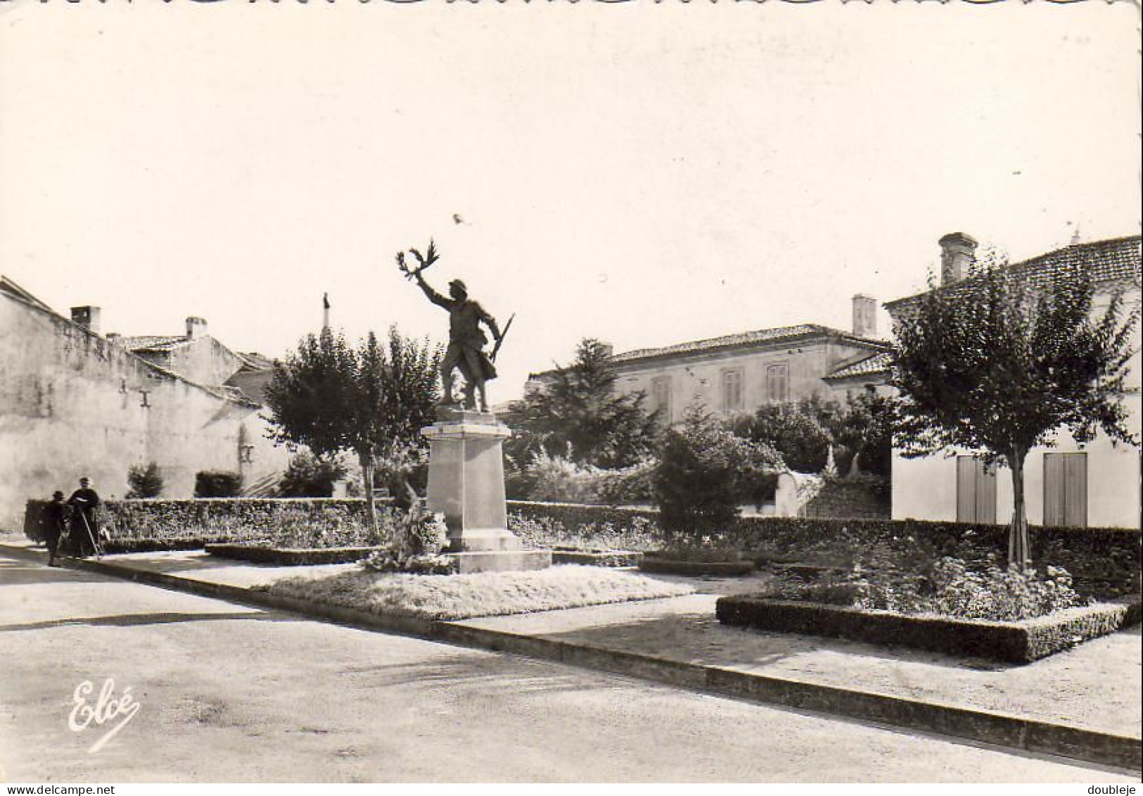 D33  ANGLADE  Le Monument Aux Morts - Blaye