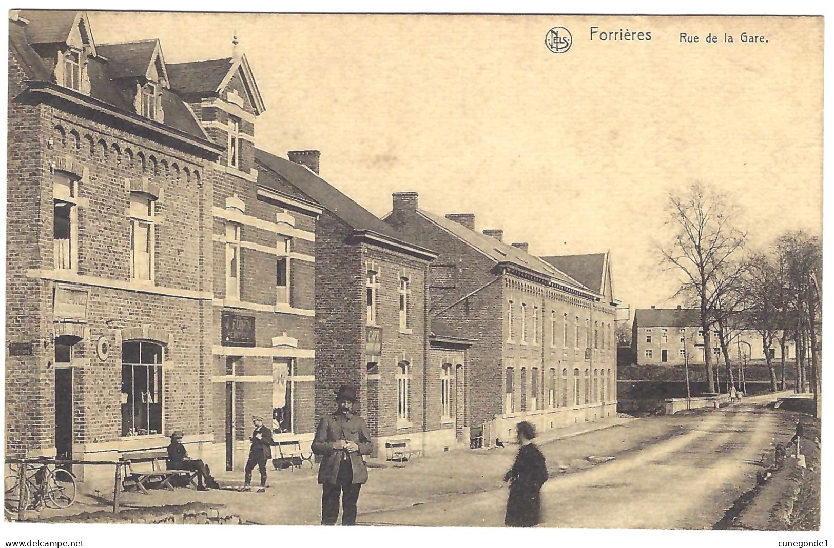 CPA FORRIERES : Rue De La Gare - Animée - Circulée En 1920 - Ed. Forir? Fortin?, Forrières - 2 Scans - Nassogne