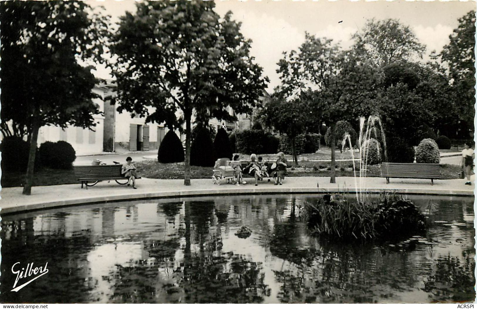 CHARENTE MARITIME SAINT JEAN D'ANGELY UN COIN DU JARDIN PUBLIC (scan Recto-verso) KEVREN0429 - Saint-Jean-d'Angely