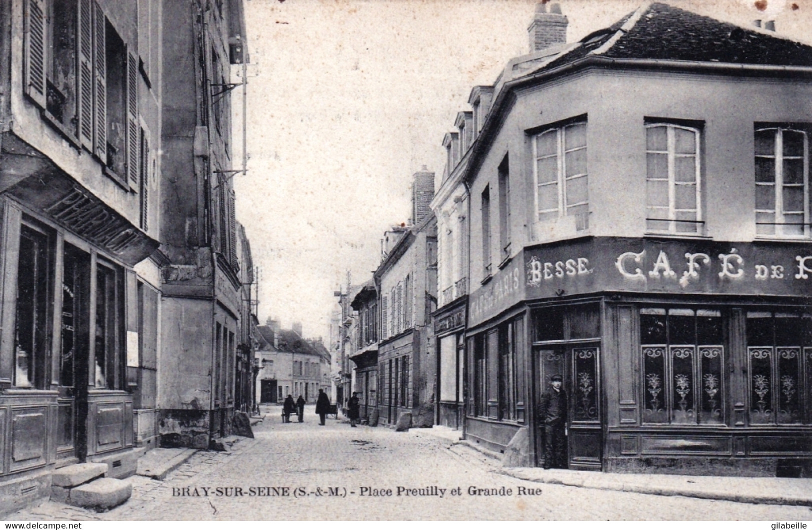 77 - BRAY Sur SEINE - Place Preuilly Et Grande Rue ( Cafe De Paris , Pharmacie ) - Bray Sur Seine