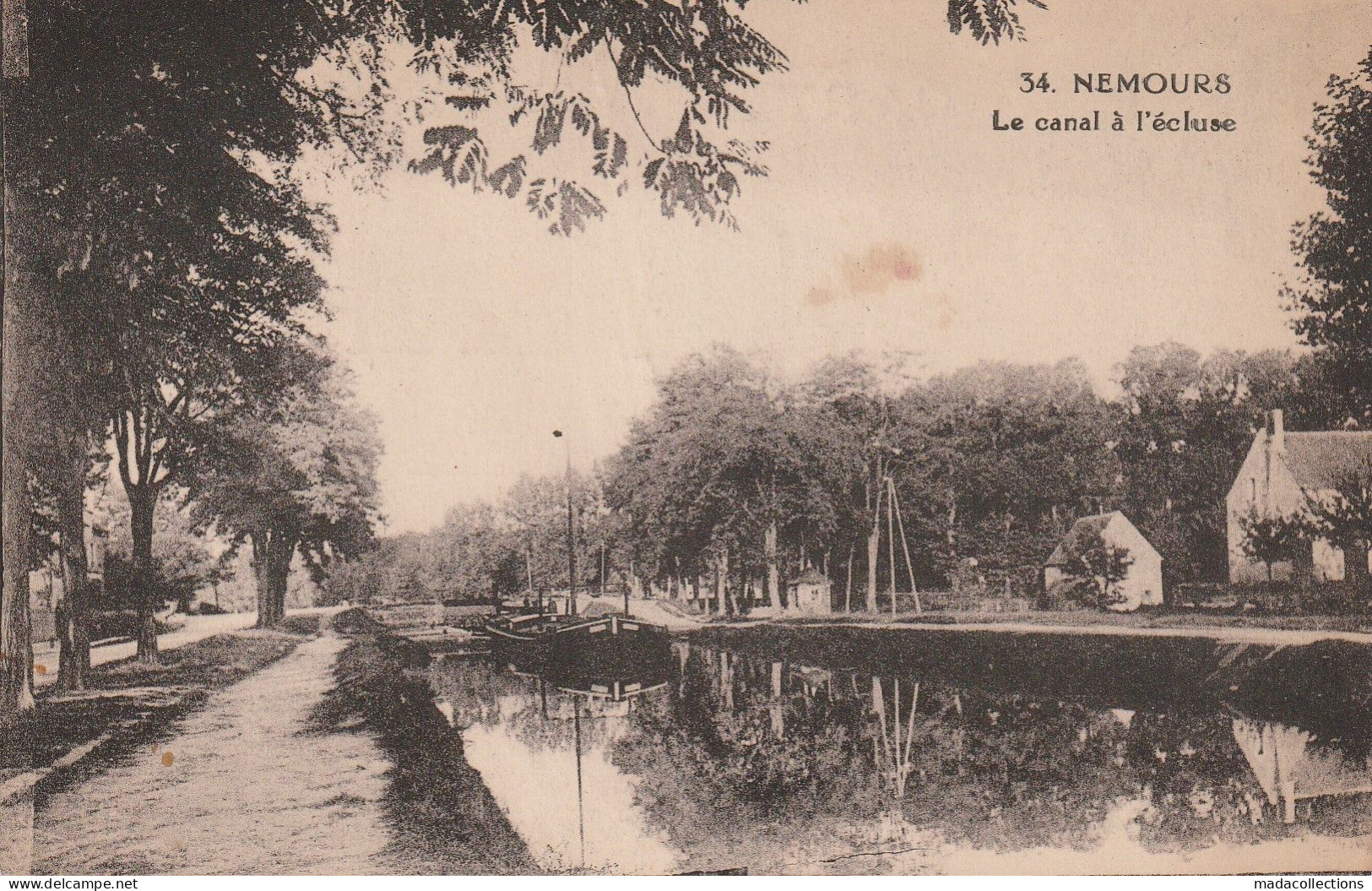 Péniche à Nemours (77- Seine Et Marne) Le Canal à L'Ecluse - Péniches