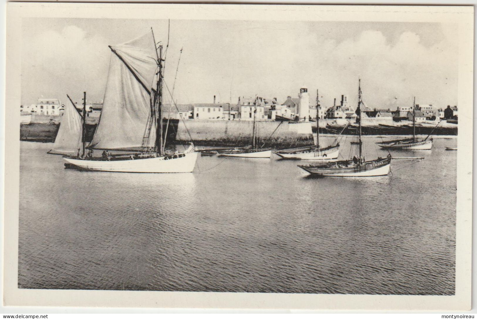 Finistère :  GUILVINEC : Bateau  Thonier à L ' Entrée  Du Port , Phare - Guilvinec