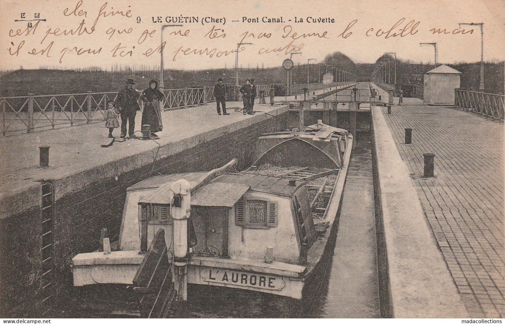 Péniche à  Le Guétin  (18 - Cher) Le  Pont Canal - Binnenschepen