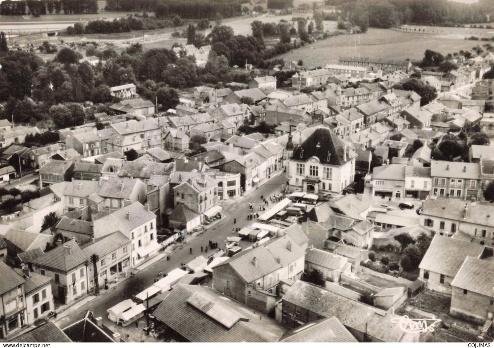 51 - SERMAIZES LES BAINS _S27728_ Place De L'Hôtel De Ville Et Vue Générale Un Jour De Marché - COMBIER - CPSM 15x10 Cm - Sermaize-les-Bains