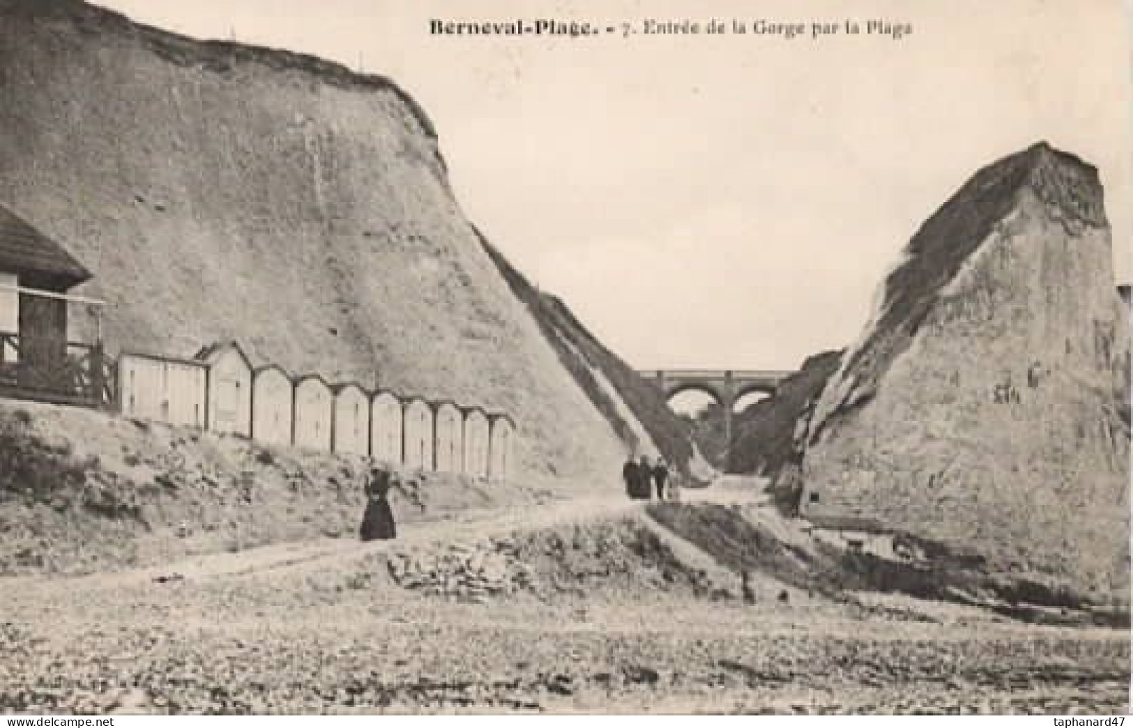 . 76 . BERNEVAL-PLAGE . Entrée De La Gorge Par La Plage . - Berneval