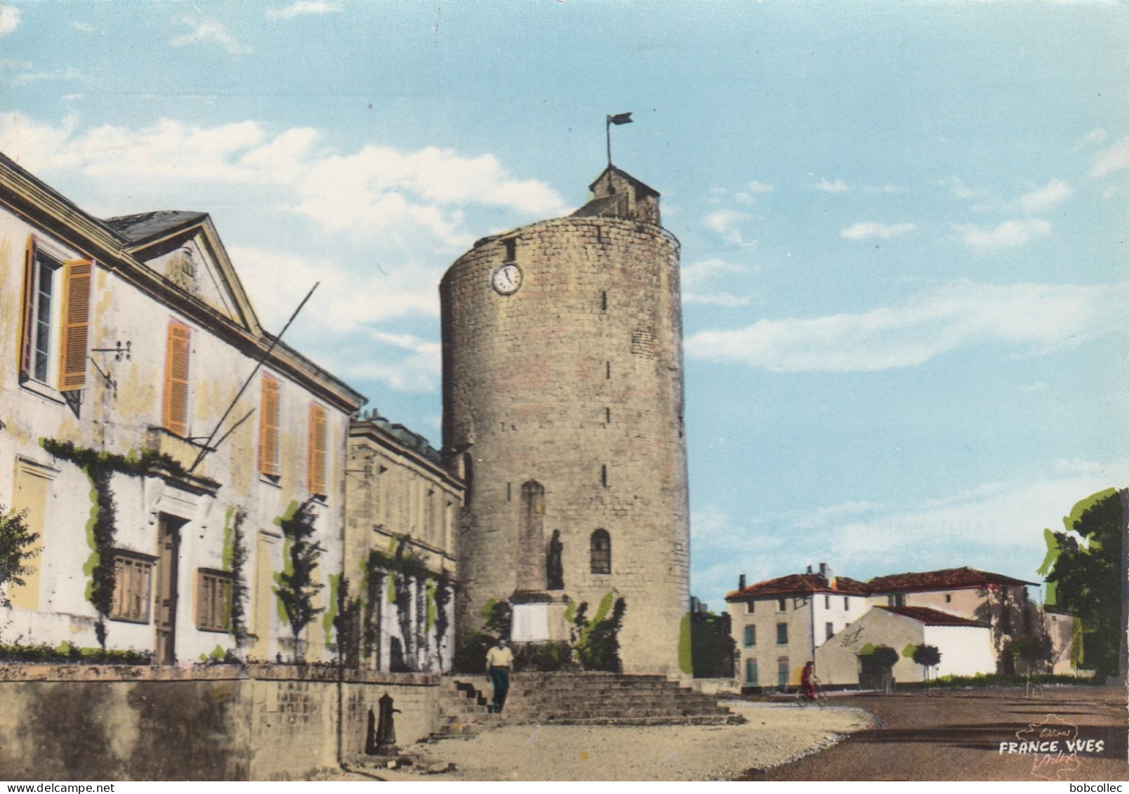 AULNAY-de-SAINTONGE (Charente-Maritime): La Place De La Mairie Et La Tour Horloge - Aulnay