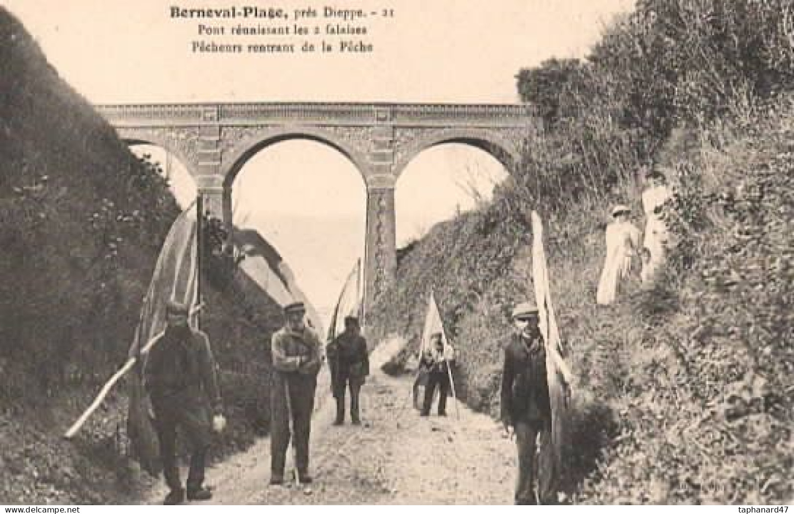 . 76 . BERNEVAL-PLAGE . Pont Réunissant Les 2 Falaise . Pêcheurs Rentrant De La Pêche . - Berneval