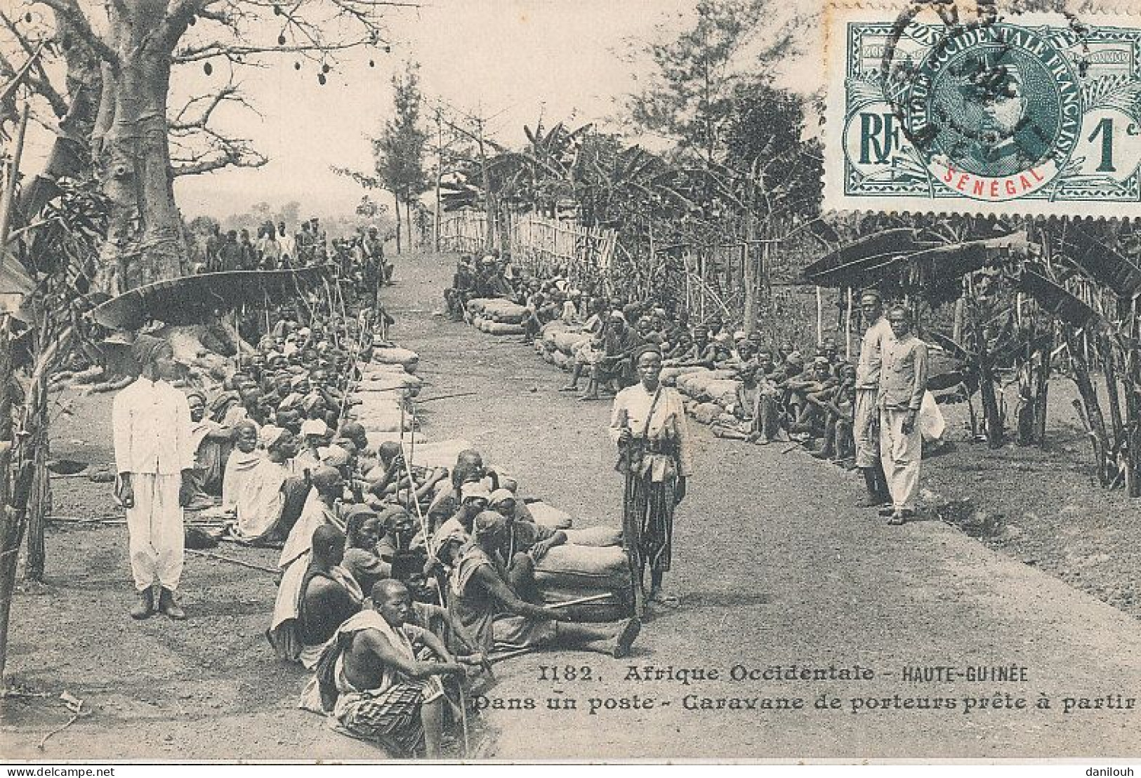 GUINEE / Dans Un Poste  Caravace De Porteurs Prête A Partir  1182   - Guinee