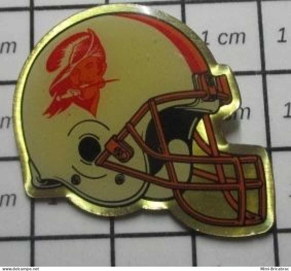 2822 Pin's Pins / Beau Et Rare / SPORTS / CASQUE DE FOOTBALL AMERICAIN EQUIPE PIRATES ? Grand Pin's - Fussball