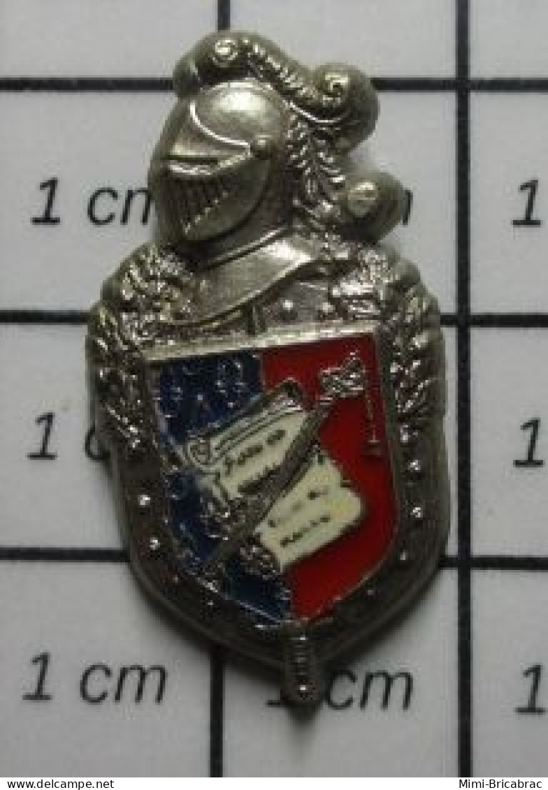 313E Pin's Pins / Beau Et Rare / MILITARIA / Métal Acier PUCELLE GENDARMERIE  PARCHEMIN Par BALLARD - Armee