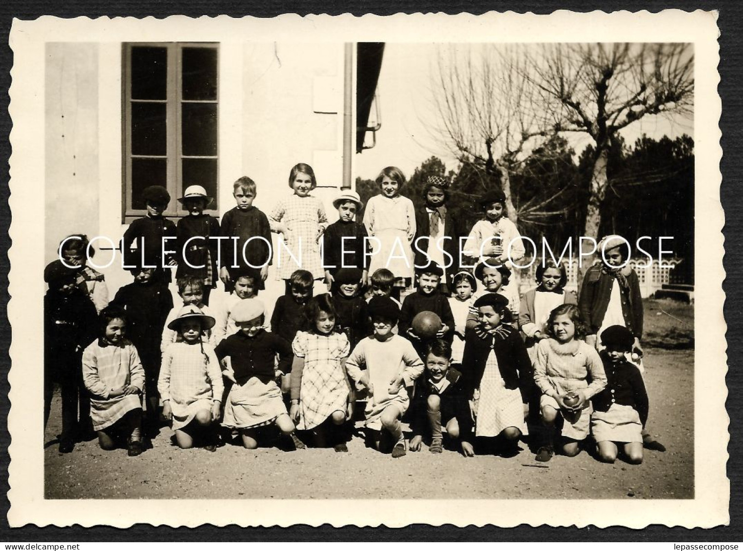 CARCANS - ECOLE - DES ÉCOLIERS DE LA COMMUNE POSENT DEVANT L' OBJECTIF D' UN SOLDAT ALLEMAND EN MARS 1941 - Carcans