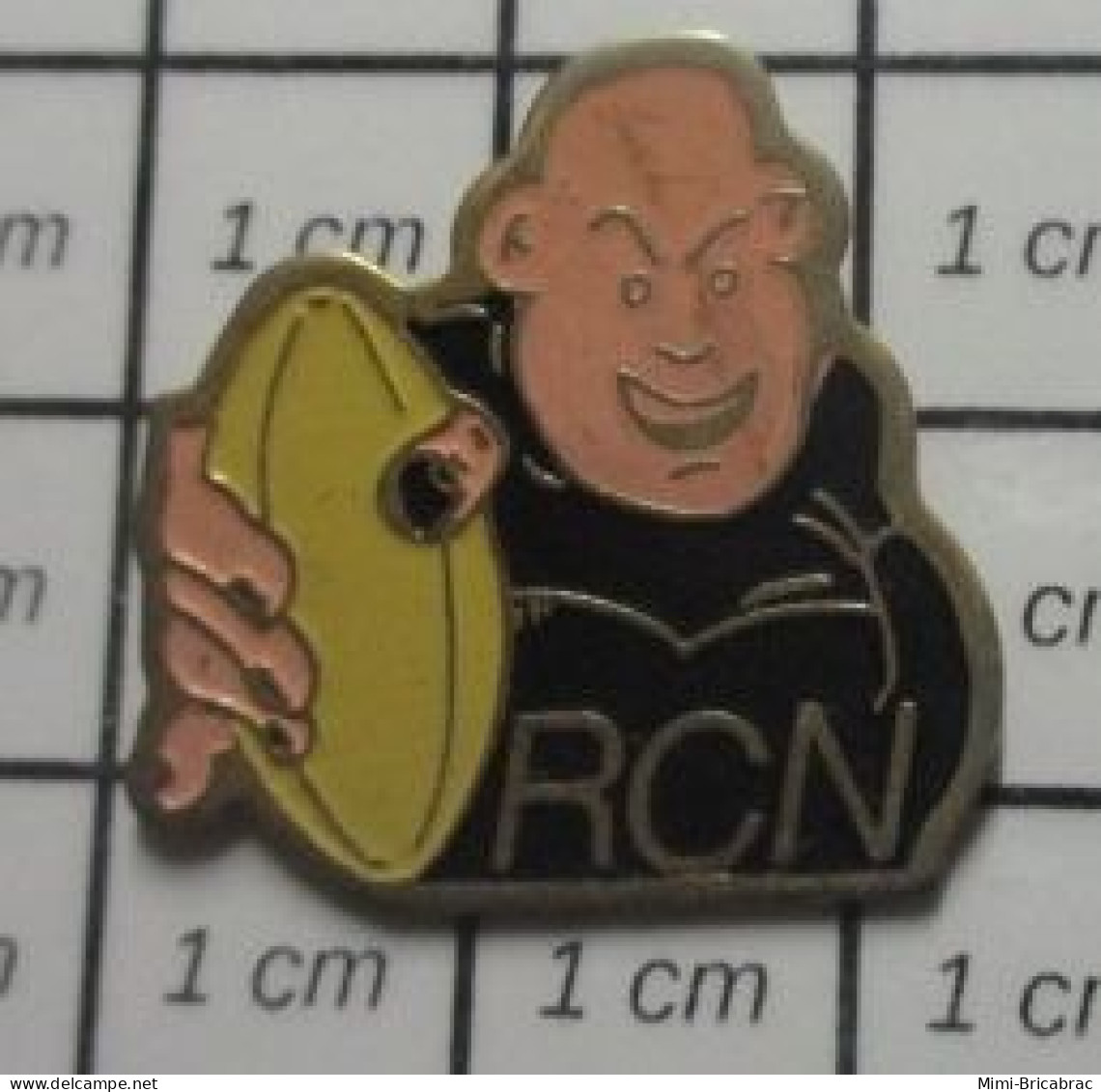 316A Pin's Pins / Beau Et Rare : SPORTS / CLUB RUGBY RCN CHAUVE HABILLE EN NOIR BALLON OVALE - Rugby
