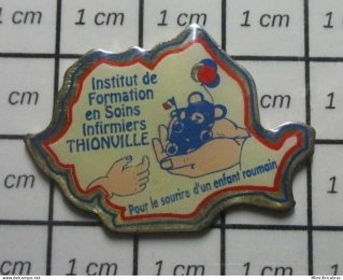 316A Pin's Pins / Beau Et Rare : ASSOCIATIONS / POUR LE SOURIRE D'UN ENFANT ROUMAIN (!!!) THIONVILLE INFIRMIERS - Verenigingen