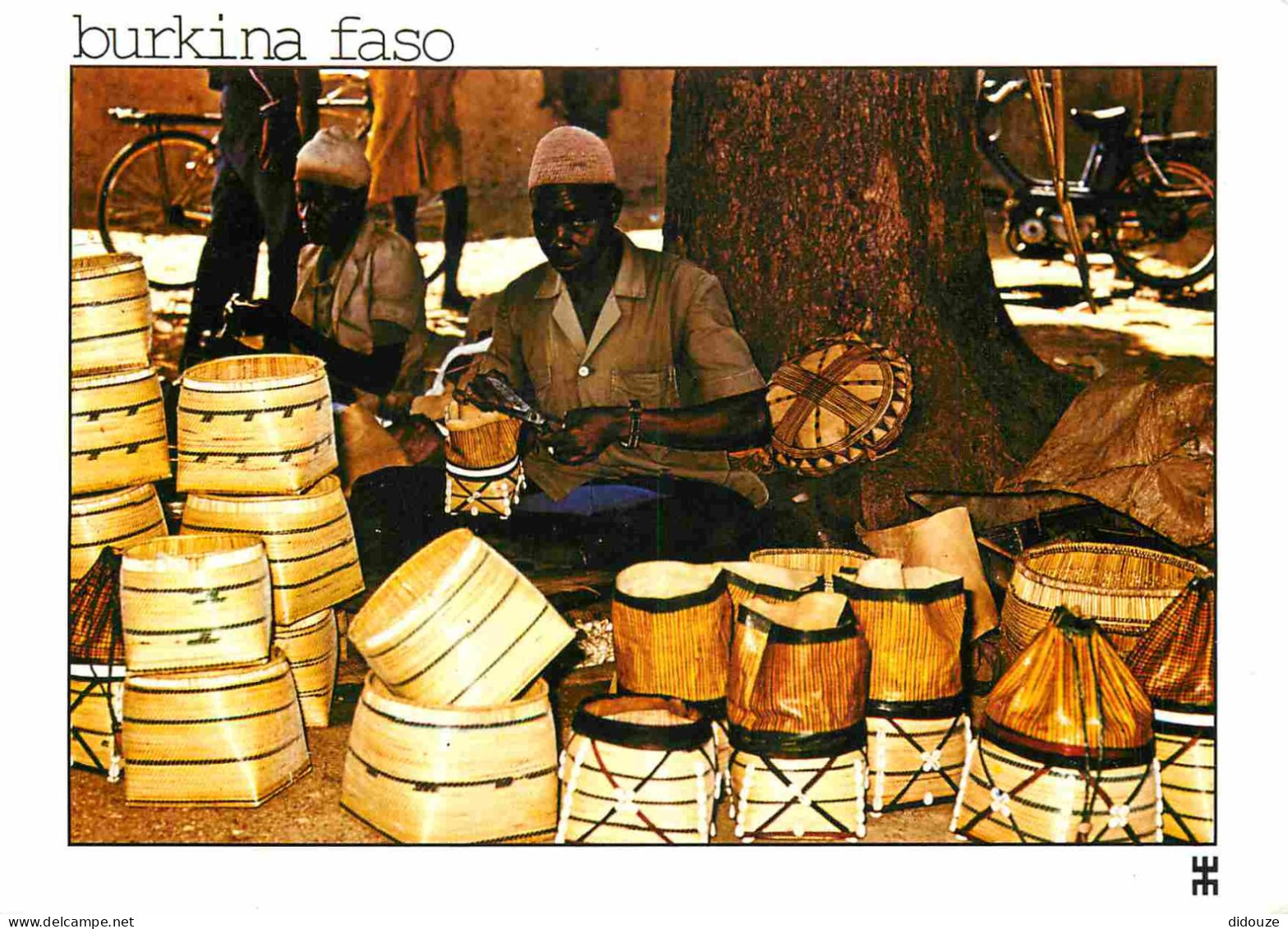 Burkina Faso - Gaoua - Habile Artisan Confectionnant Les Sacs à Main De Ces Dames Sur La Place Du Marché - Artisanat - M - Burkina Faso