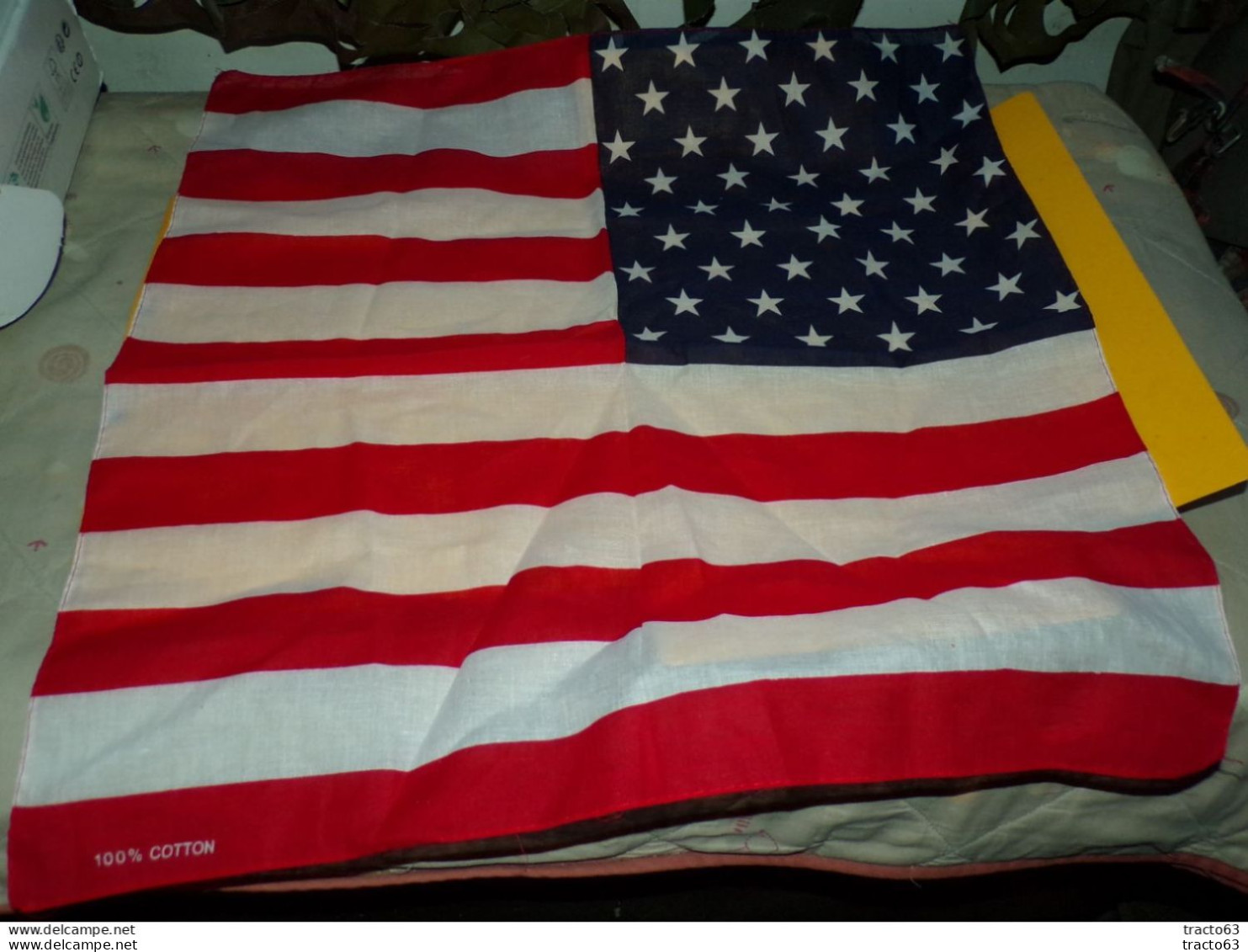 FOULARD EN DRAPEAU AMERICAIN , 100 % COTON  ,DIMENSION 53 CM  X 53 CM ,BON ETAT VOIR PHOTOS . POUR TOUT RENSEIGNEMENT ME - Escudos En Tela