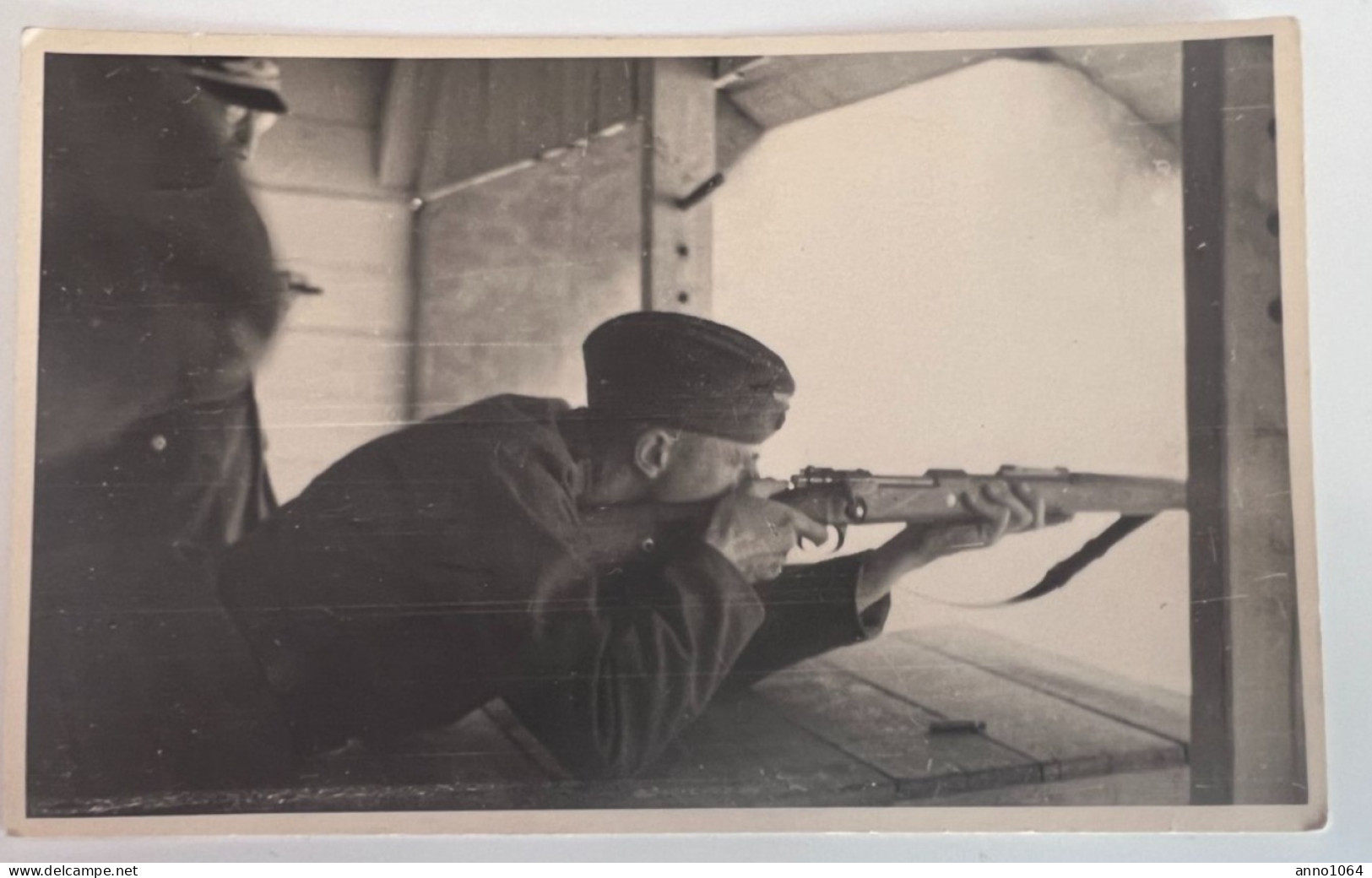 Originalfoto 2. Weltkrieg Soldat Wehrmacht Schießübungen Mit Gewehr Im Schießstand AK Format Klein - 1939-45
