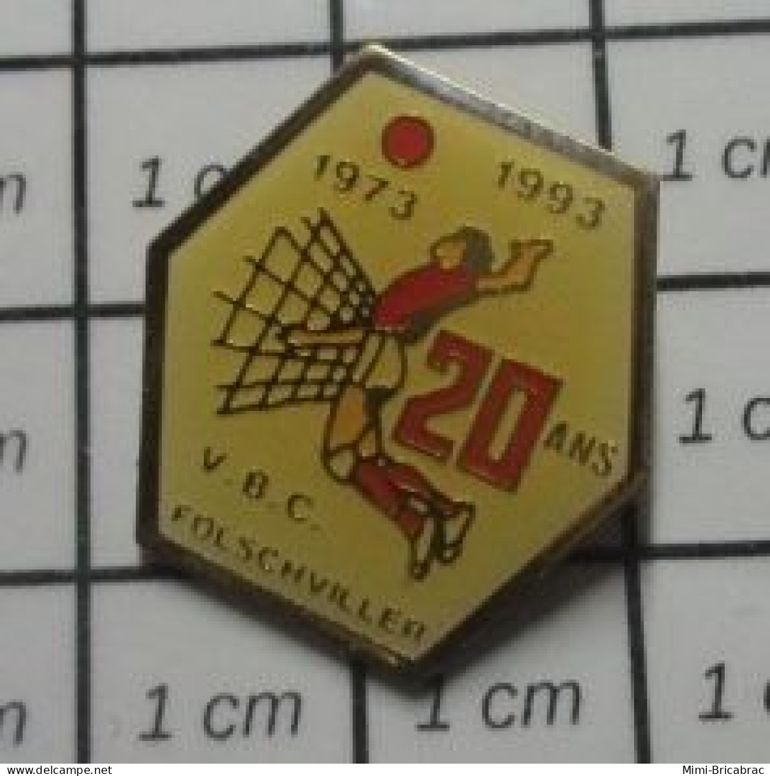 510e Pin's Pins / Beau Et Rare : SPORTS / VOLLEY-BALL CLUB VBC FOLSCHVILLER 20 ANS - Volleyball