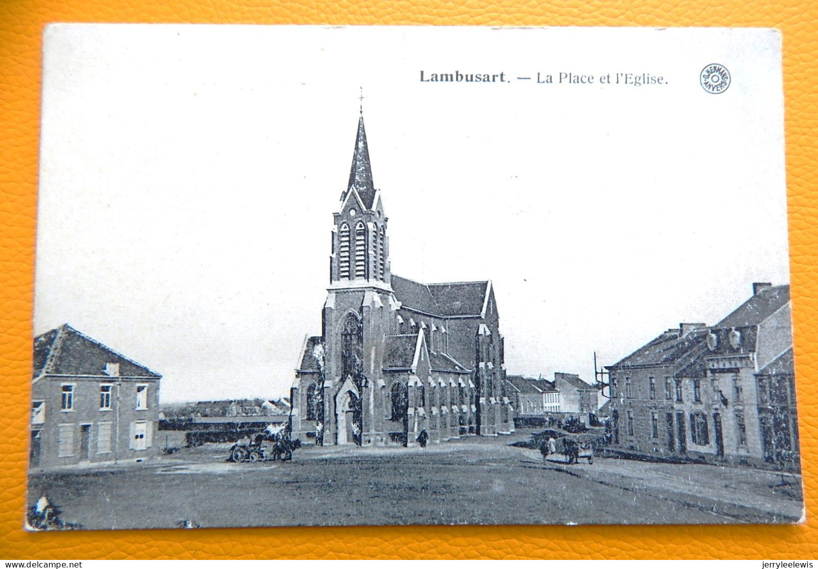 LAMBUSART  - La Place Et L'Eglise - Fleurus