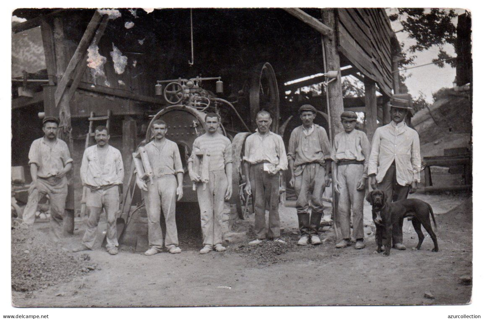 Groupe D'ouvriers Agricoles Devant Une Machine Agricole. Carte Photo - Bessèges