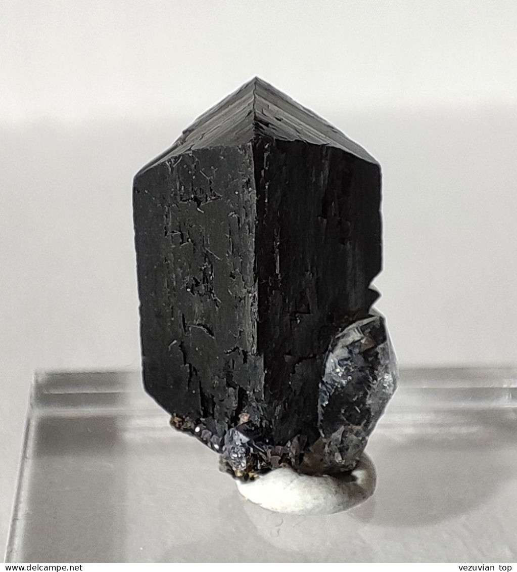 Ilvaite In Association With Quartz Crystals - Minéraux