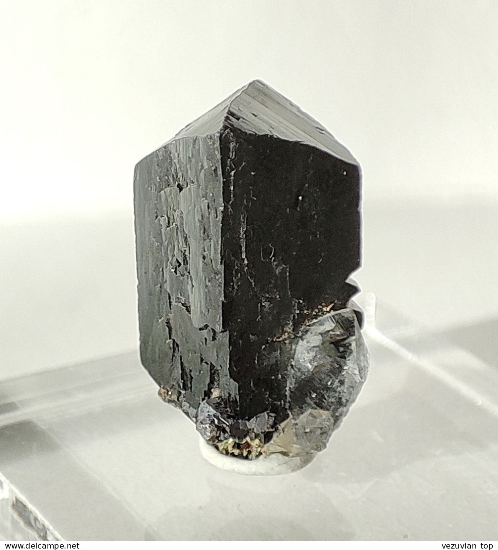 Ilvaite In Association With Quartz Crystals - Mineralien