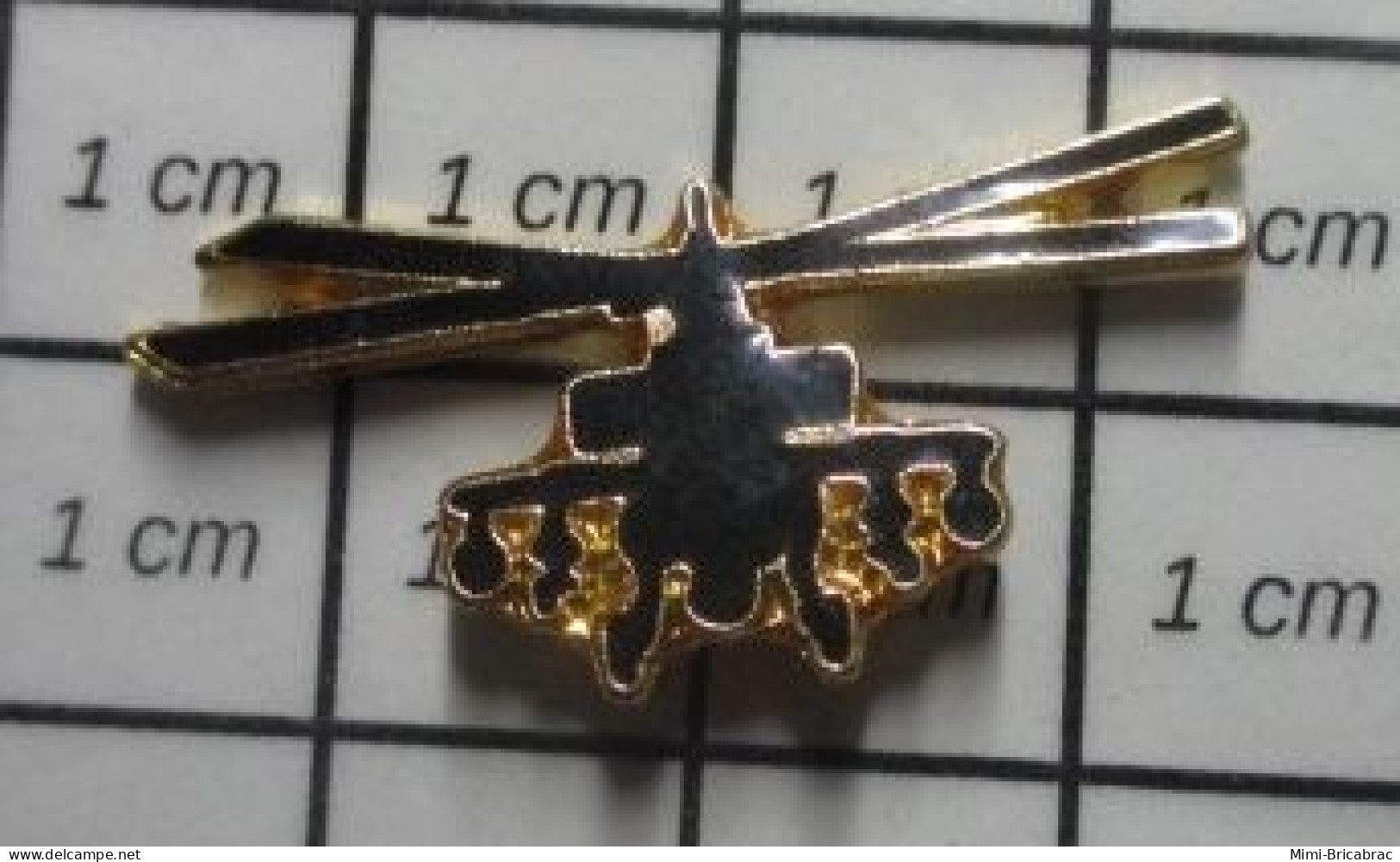 710g Pin's Pins / Beau Et Rare / AVIATION / HELICOPTERE DE COMBAT NOIR - Airplanes