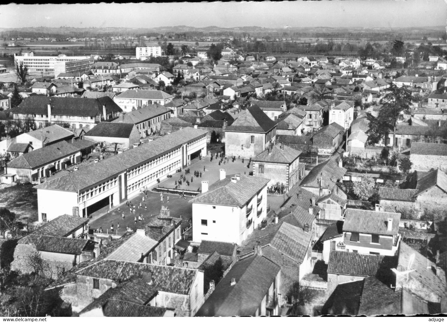 CPSM-65- VIC-EN-BIGORRE _ Ann.60 - Vue Aérienne - L'École Communale *** 2 Scans - Vic Sur Bigorre