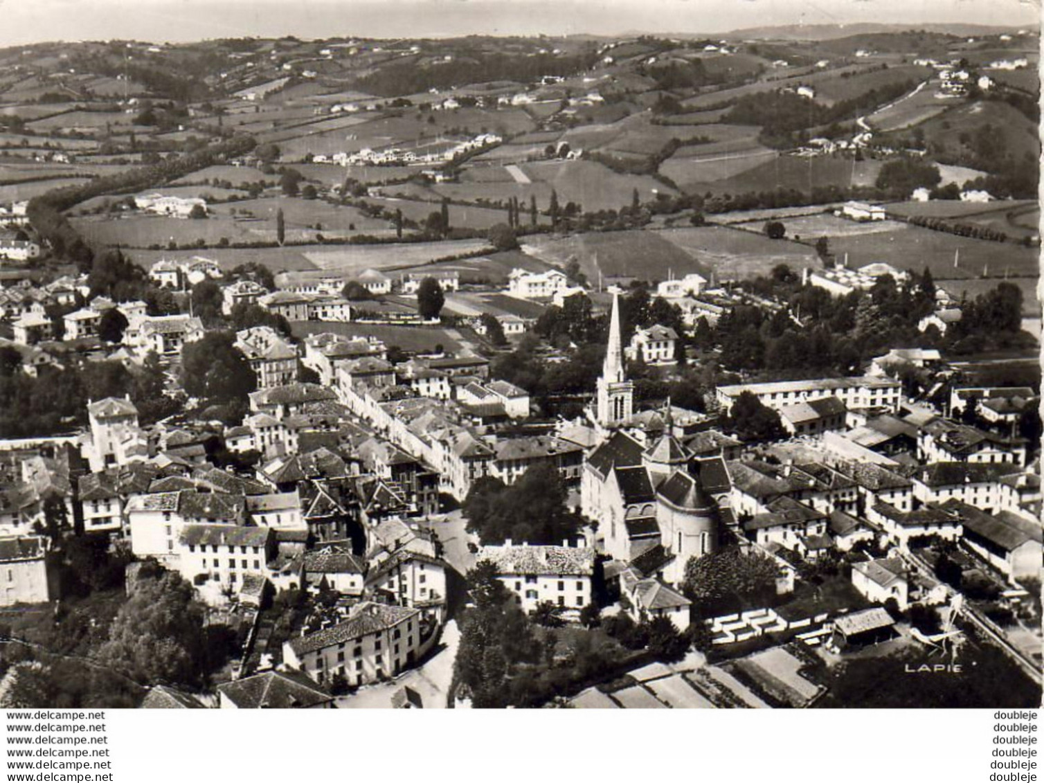 D64  HASPARREN  Vue Générale L'Église  ........... En Avion Au Dessus De - Hasparren