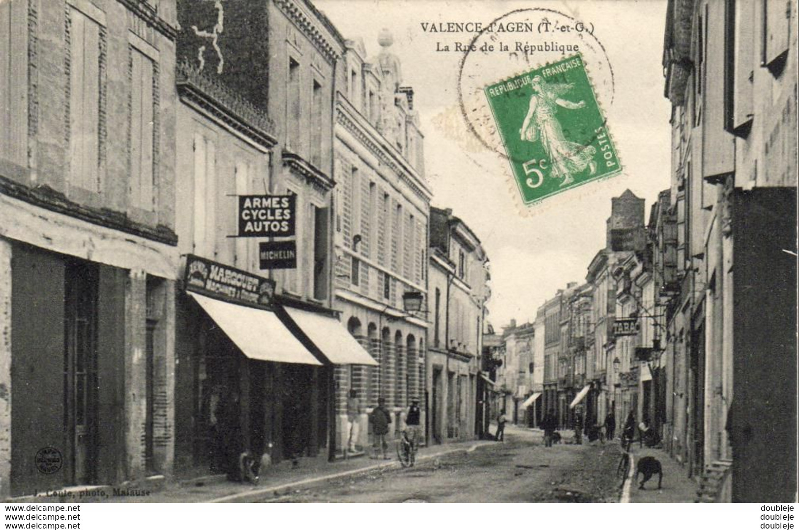 D82   VALENCE D'AGEN  La Rue De La République - Valence