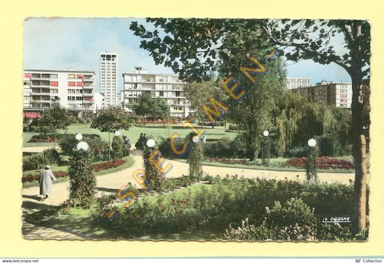 76. LE HAVRE - Le Square Saint-Roch Et La Tour De L'Hôtel De Ville (animée) CPSM - Square Saint-Roch