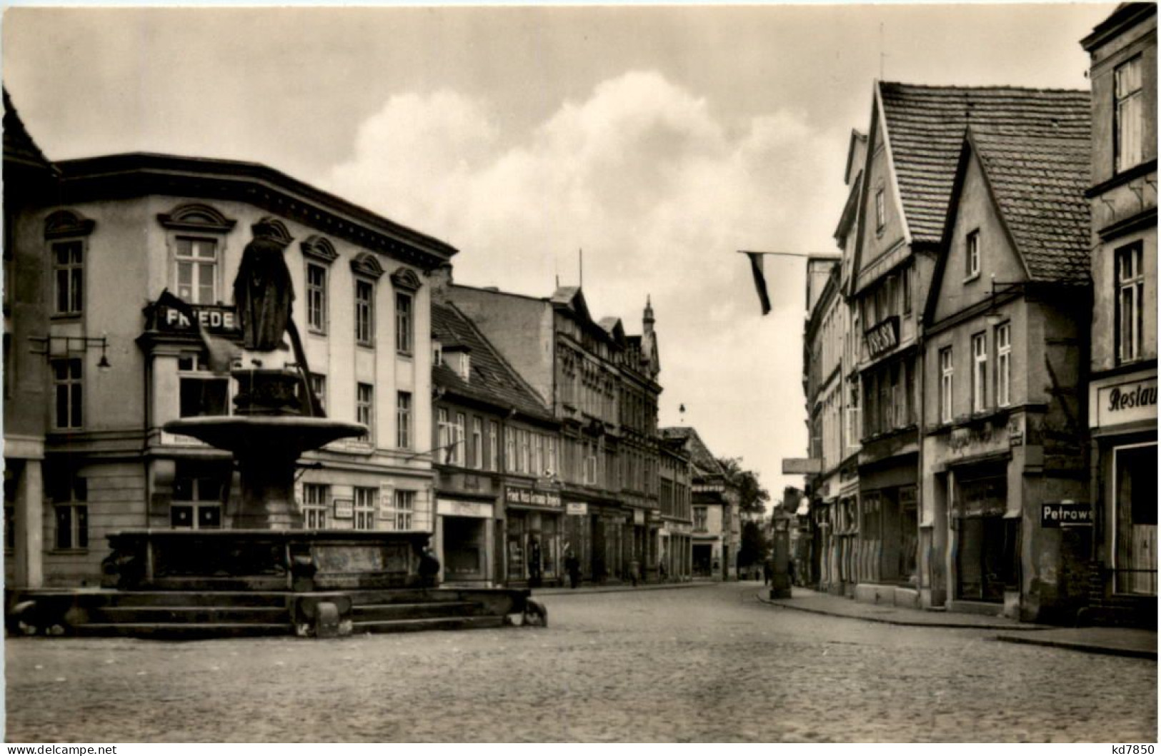 Güstrow, Strasse Des Friedens Mit Borwinbrunnen - Güstrow