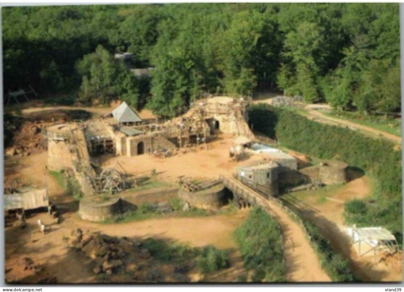 GUEDELON - Chateau Fort En Construction.   -   Non Circulée - Treigny