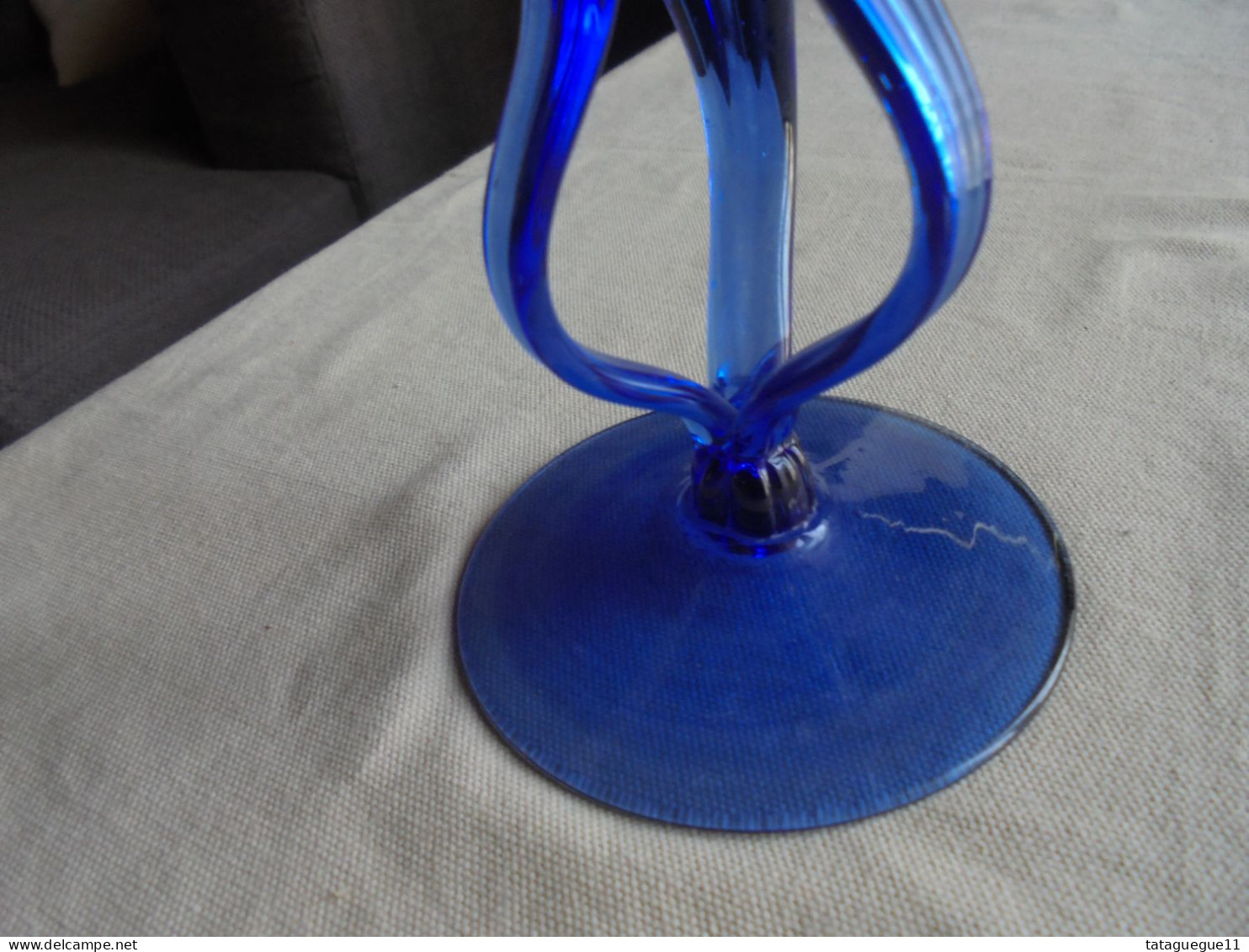 Vintage - Grand vase flûte cône en verre bleuté sur pied torsadé Verrerie d'Art