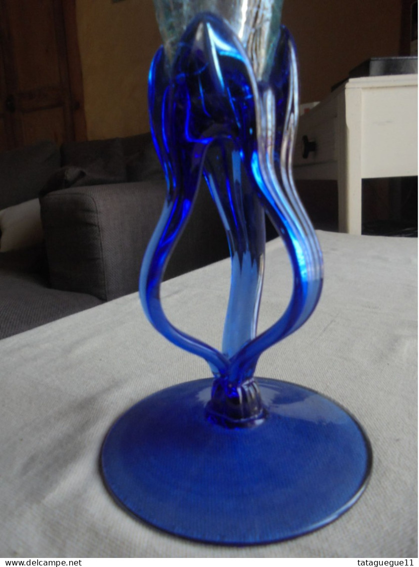 Vintage - Grand vase flûte cône en verre bleuté sur pied torsadé Verrerie d'Art