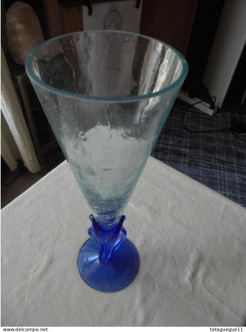 Vintage - Grand vase flûte cône en verre bleuté sur pied torsadé Verrerie d'Art