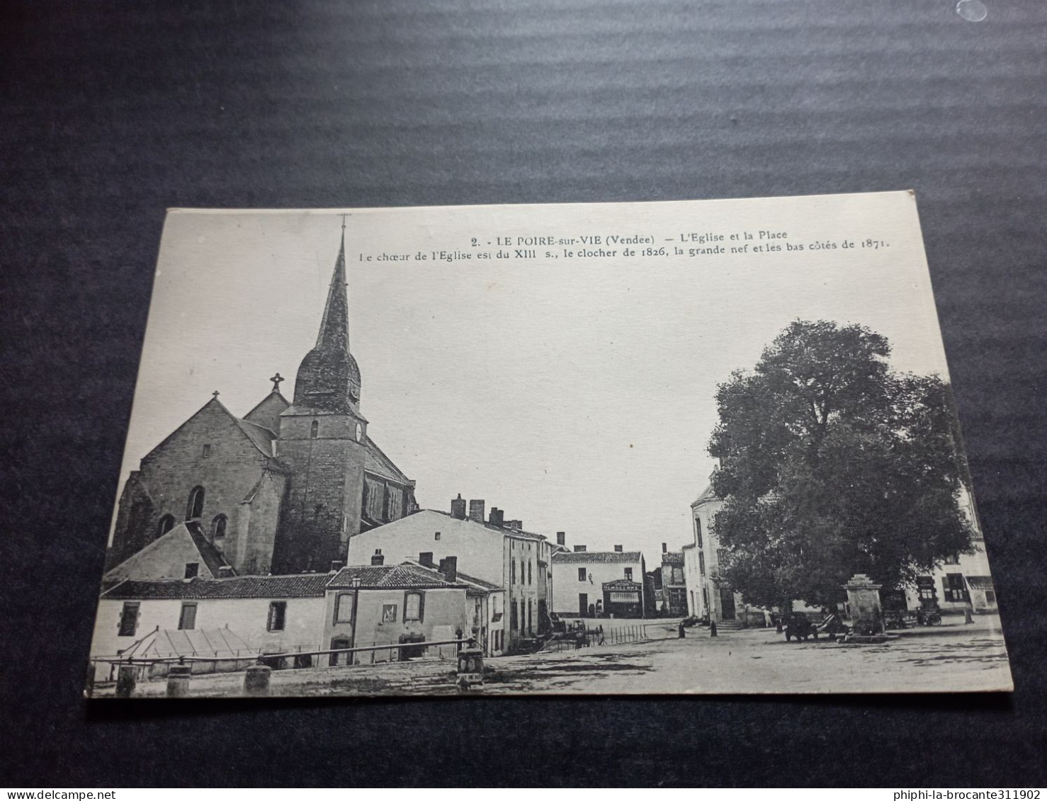 H12/107- L'église Et La Place - Poiré-sur-Vie