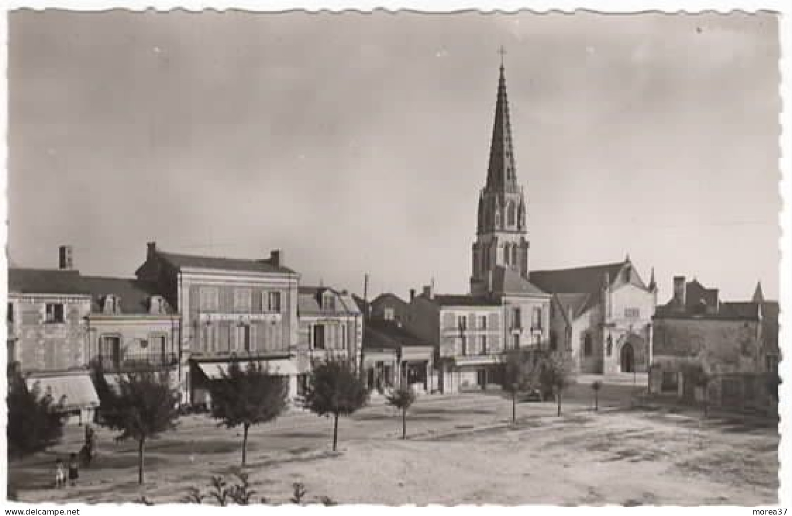 MIREBEAU En POITOU  Place De La République   ( Coté Est) - Mirebeau