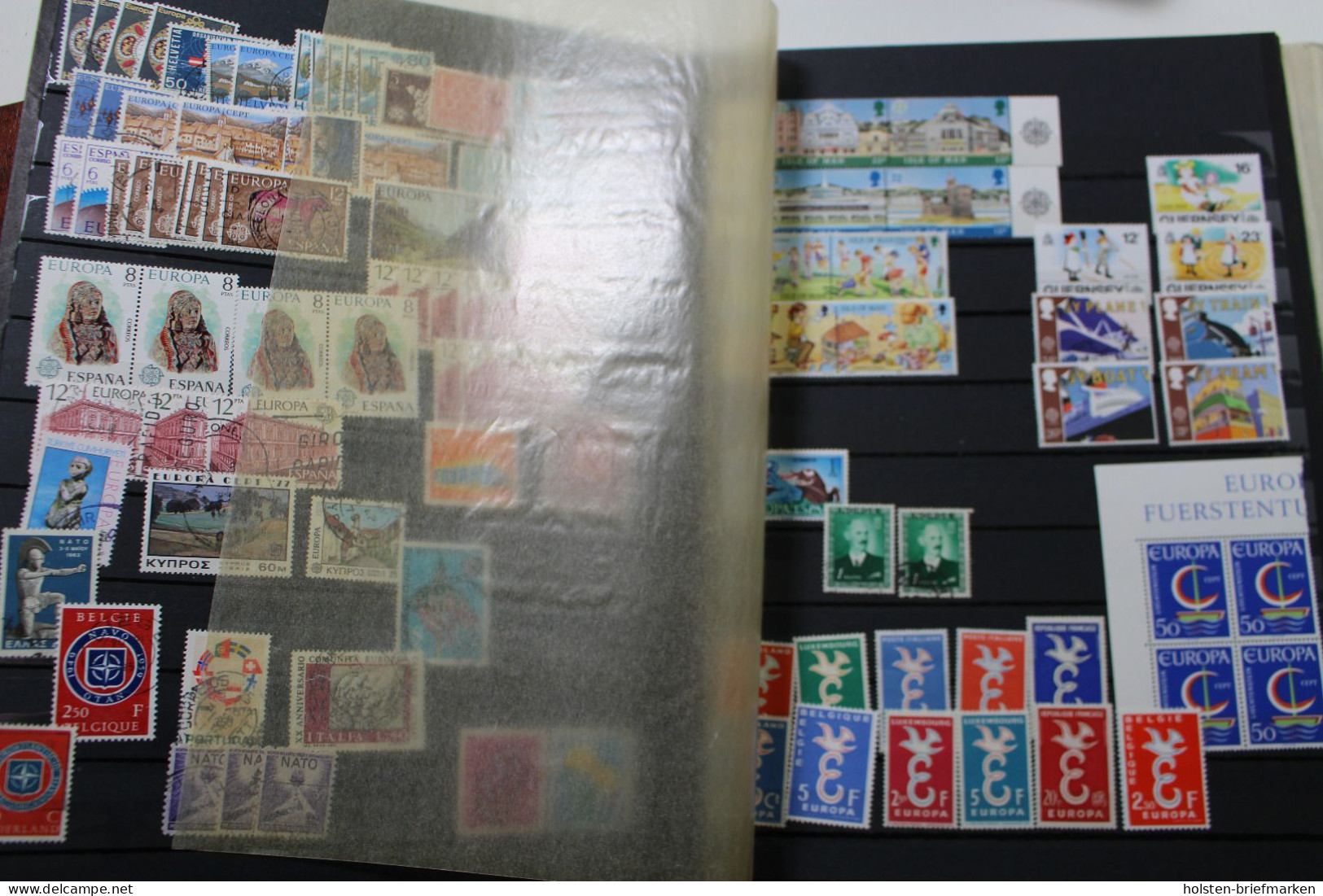 Briefmarken-Posten Europa und Übersee, großer Karton voller Alben